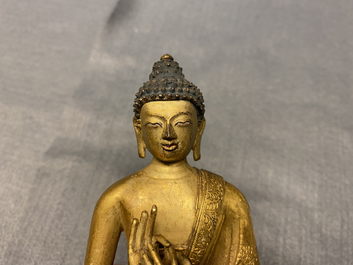 Une figure de Bouddha en bronze dor&eacute;, Chine, Kangxi